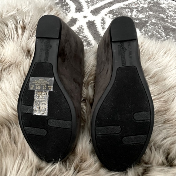 Brand new Size 5.5 grey platform wedge in suede - Picture 5 of 5